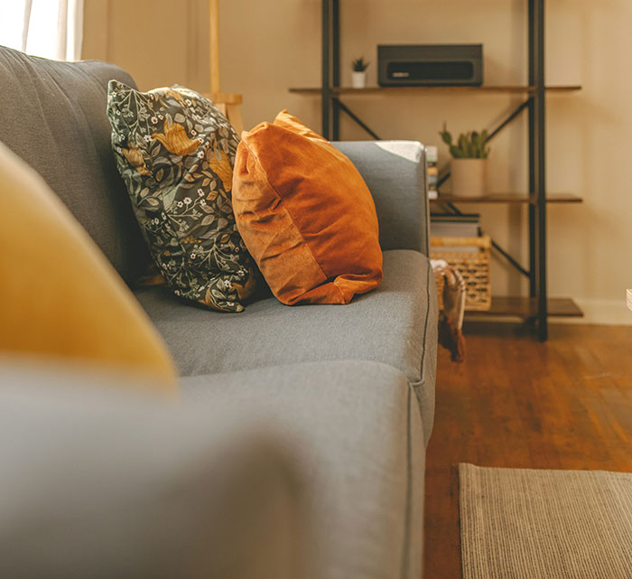 “She Actually Broke The Entire Board”: Friend’s Weight Leaves Host Couchless And Confused