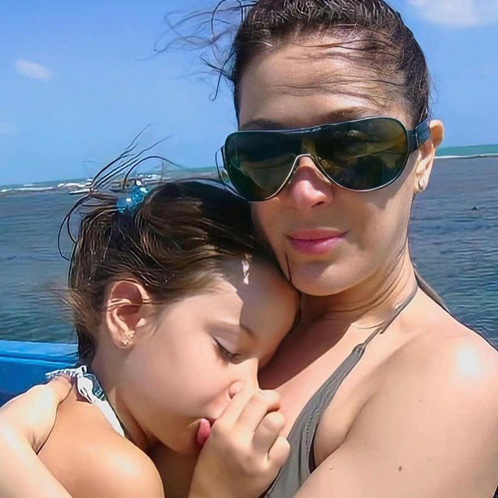 Claudia Raia and daughter embracing by the sea, sparking internet outrage over an early gift choice.