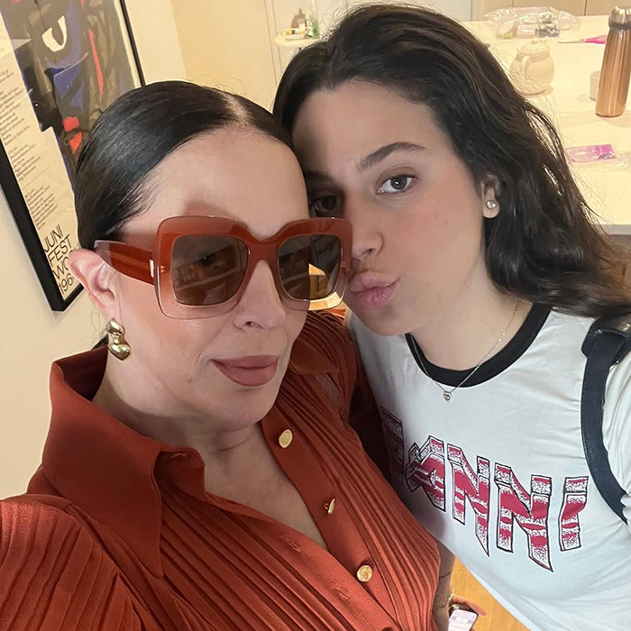 Claudia Raia and daughter smiling, sparking internet debate over parenting choices.