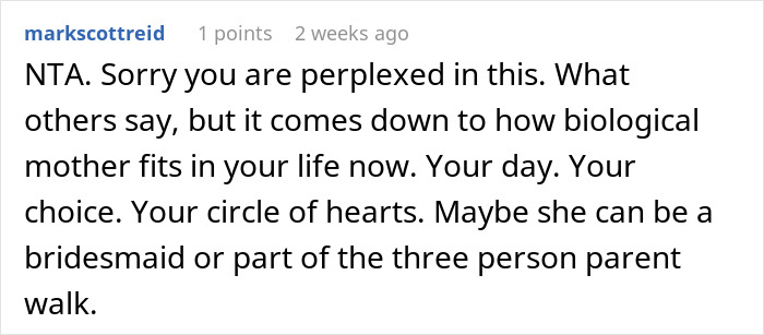 Reddit comment discussing the choice of a mother walking her child down the aisle at a wedding.