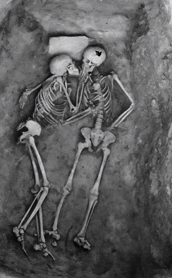 Two ancient skeletons embracing, an example of fascinating historical pics.