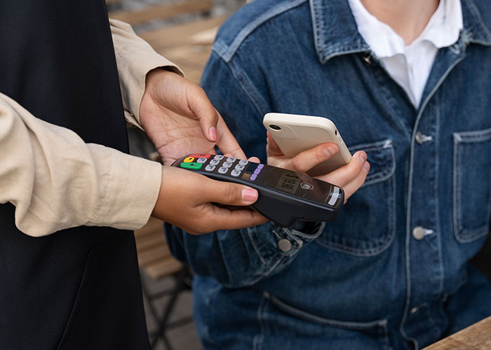 Woman Doesn't Bring Wallet To Dinner With Friend: "Most Disgusted Expression I've Ever Seen"