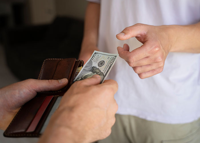 Woman Doesn't Bring Wallet To Dinner With Friend: "Most Disgusted Expression I've Ever Seen"