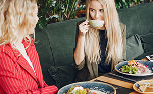 Woman Gives Her Freeloader Friend A Taste Of Her Own Medicine, Dinner Gets Awkward