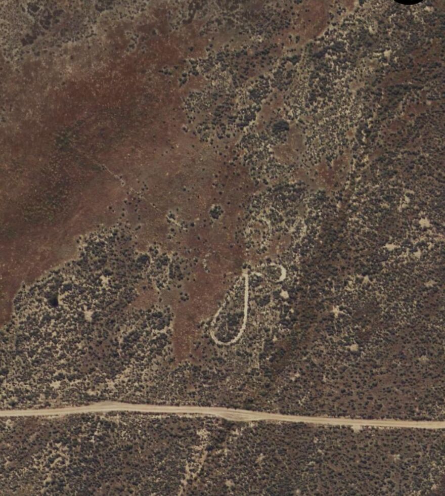 Strange pattern resembling a letter 'P' found in a barren landscape on Google Earth.