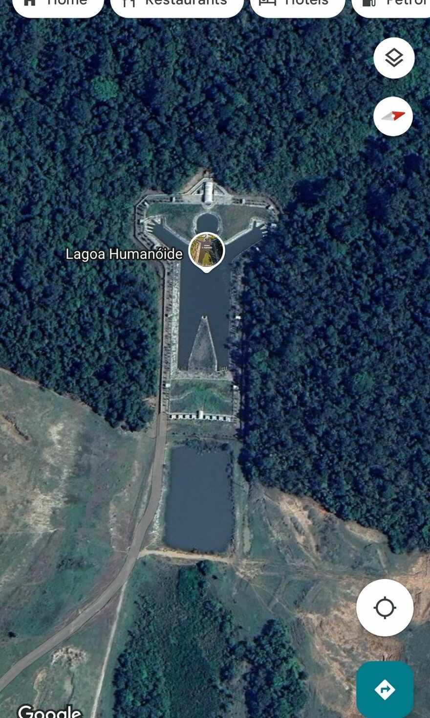 Strange figure-shaped lagoon in a forested area found on Google Earth, labeled "Lagoa Humanóide."