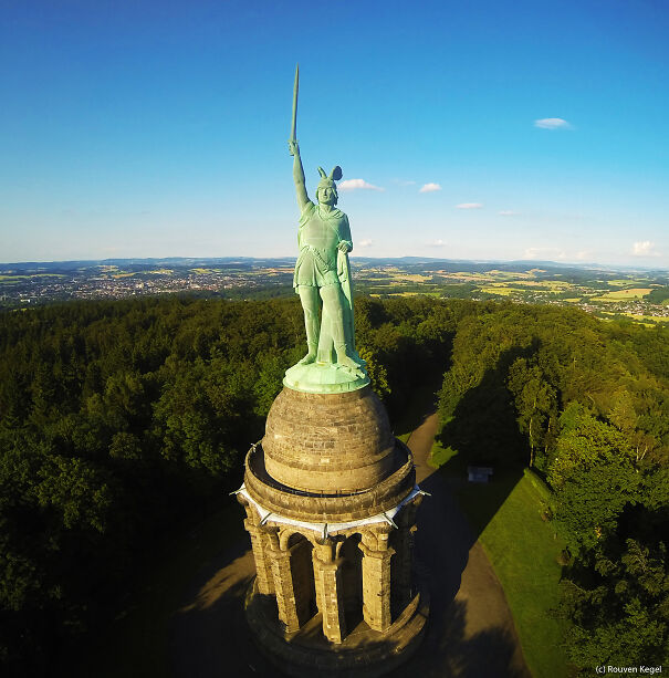 hermannsdenkmal-detmold-von-oben.jpg