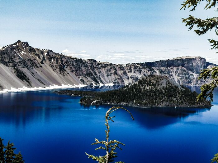 Scenic view of a serene lake surrounded by rugged mountains in the Tuscany region of Italy.