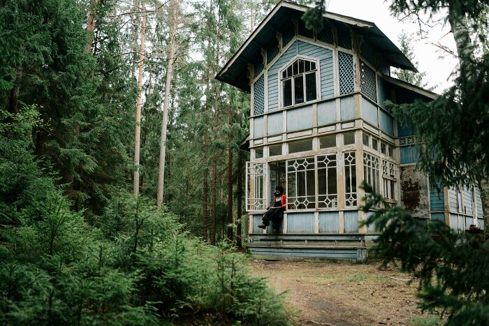 An old house surrounded by trees.