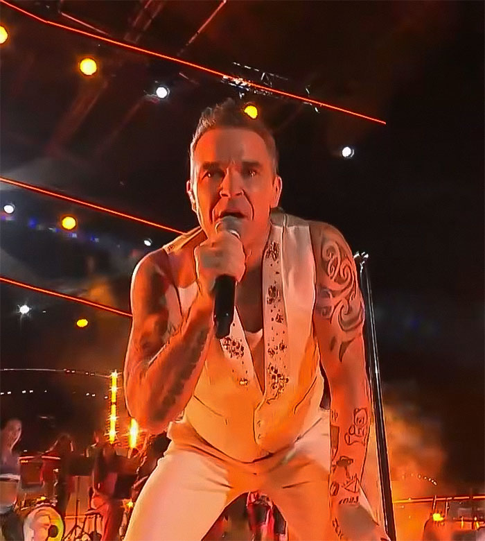 “Never Seen Anything Like That”: Robbie Williams Slammed For Blaming Fan For Mistake At NYE Gig