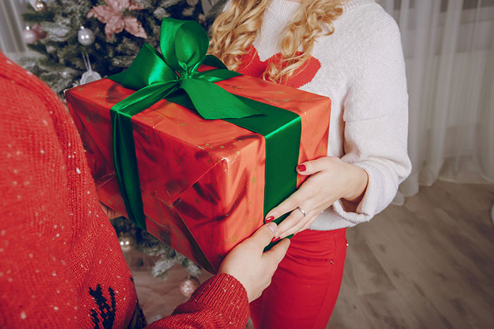 “Your Marriage Is Over”: Woman Doesn’t Know How To Come Back From Husband’s Stunt On Christmas