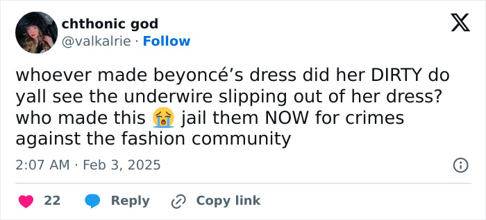 Tweet about Beyoncé's wardrobe malfunction, questioning her dress design at the Grammys.