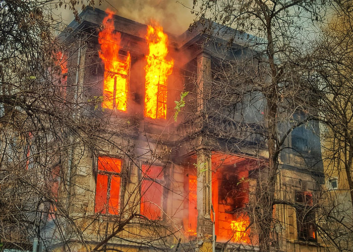 Edificio en llamas, posible escenario de excusa increíble pero cierta de estudiantes.