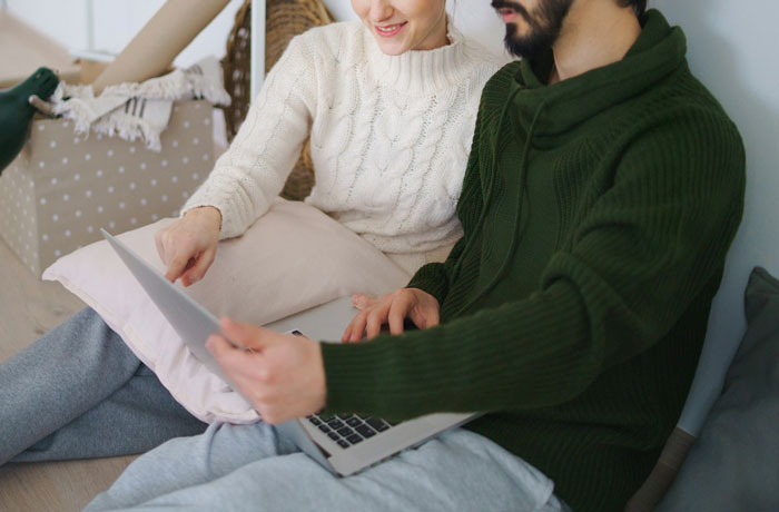 Guy Discovers What’s On His GF’s Laptop That She “Guards With Her Life”