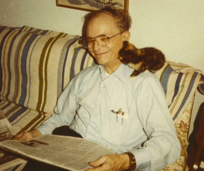 Mi abuelo intentando leer el periódico con un gatito sentado en su hombro. Principios de los 80