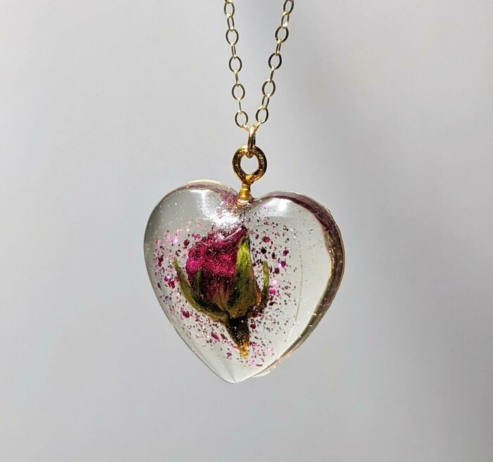 Heart-shaped pendant with a preserved rose, perfect Valentine's gift inspiration.