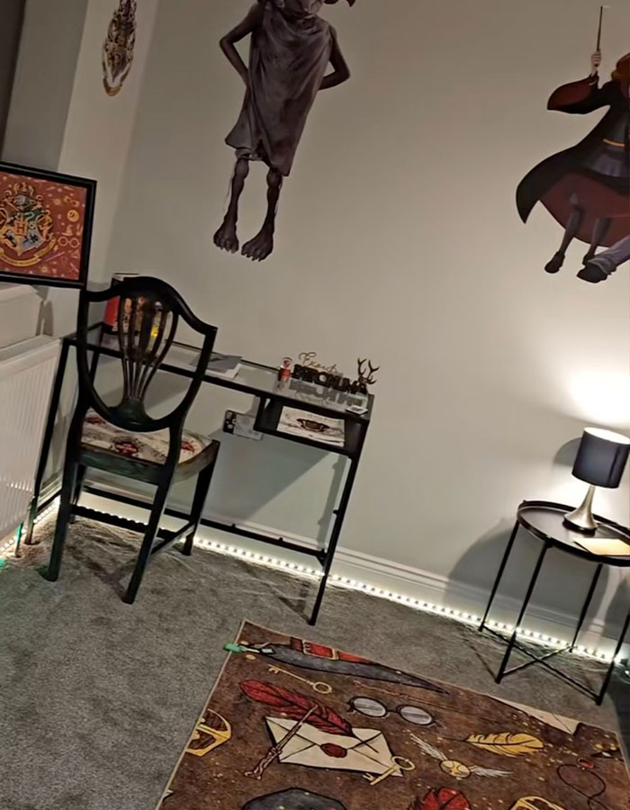 Habitación de Airbnb inspirada en Harry Potter con decoración temática, sillas y arte en la pared.