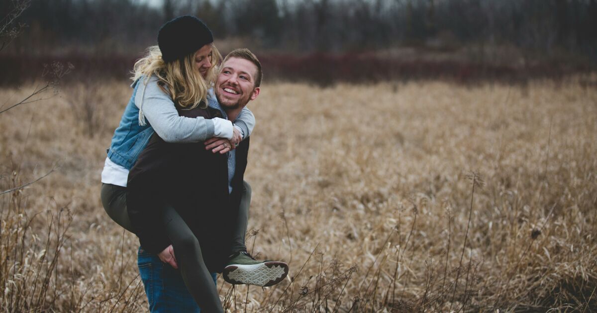 50 Photos Of Pairs Who Look Alike And Only Two Options: Guess If They’re Siblings Or Dating