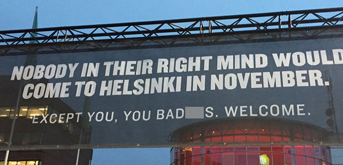 Cartel en el aeropuerto de Helsinki, Finlandia