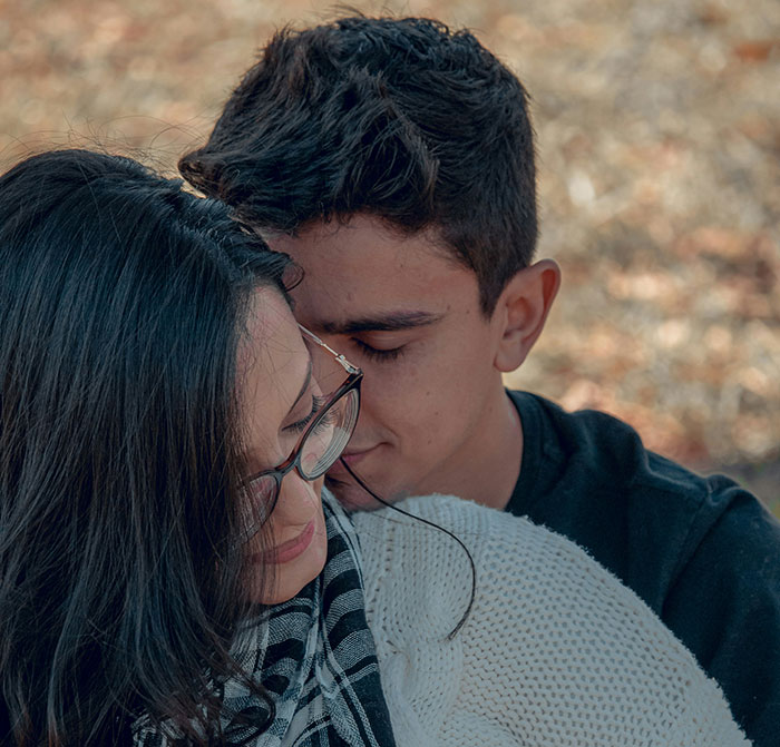 Una pareja abrazándose en un ambiente otoñal, ejemplificando algo que parece sexy en los libros.