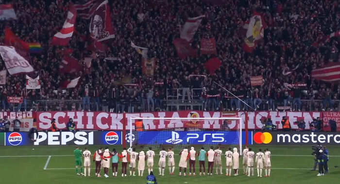 Crowd and players celebrating Bayern's last-minute goal against Celtic in the Champions League.