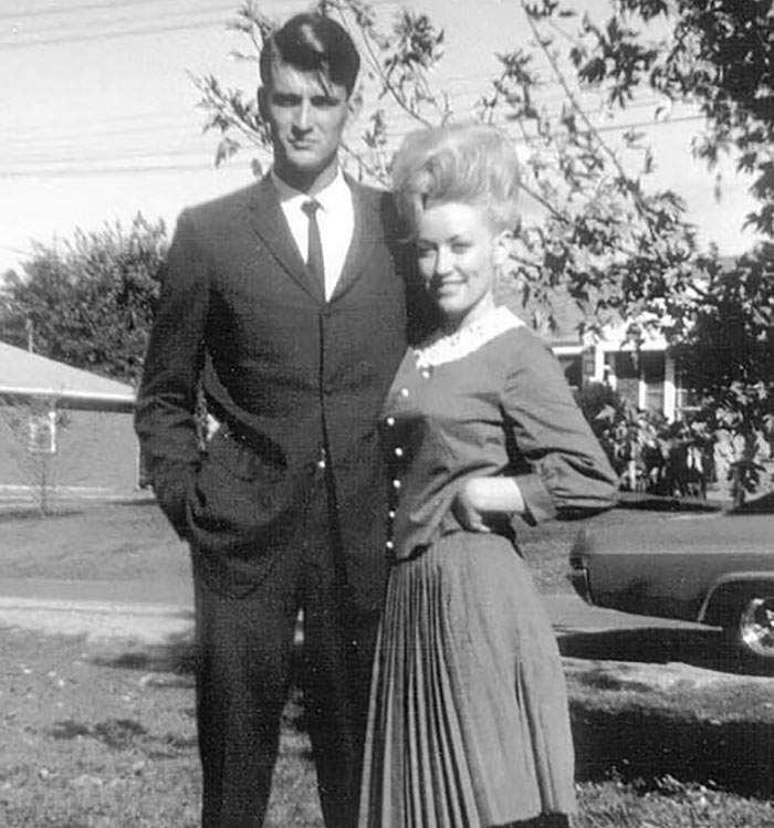 Black and white photo of a couple, related to Dolly Parton and Carl Thomas Dean's laundromat love story.