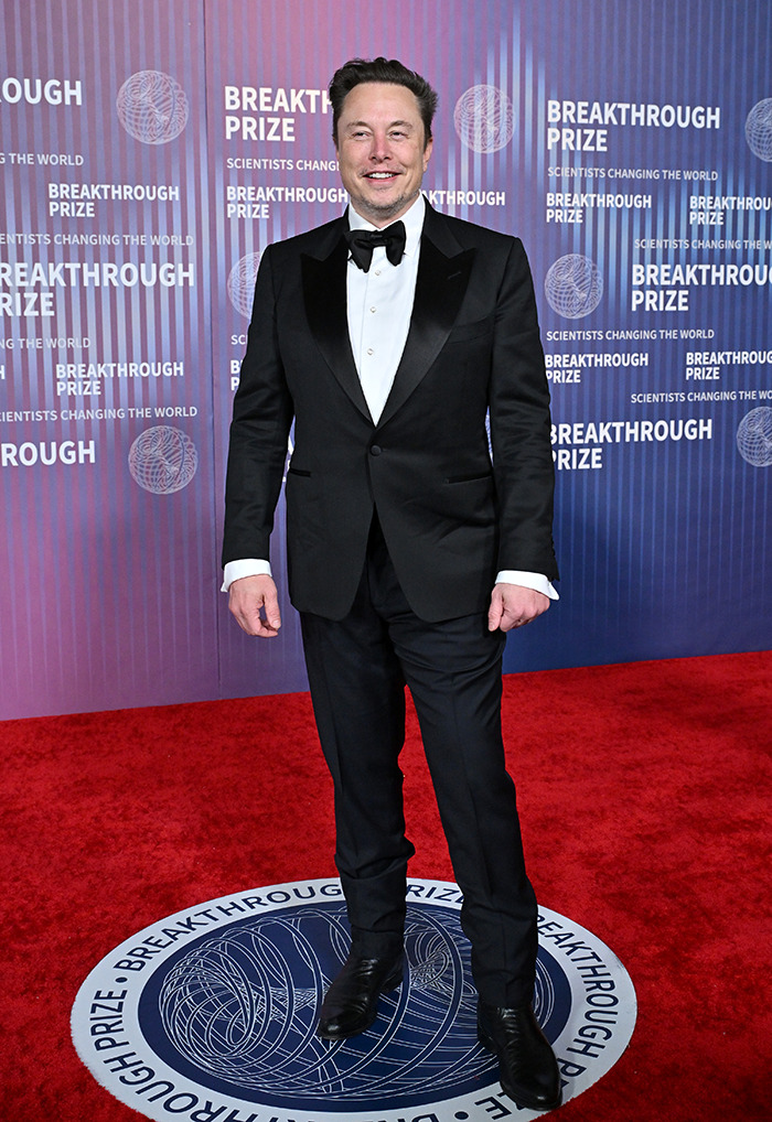 Man in a tuxedo at the Breakthrough Prize event, amidst Hollywood&rsquo;s Ozempic beauty standards debate.