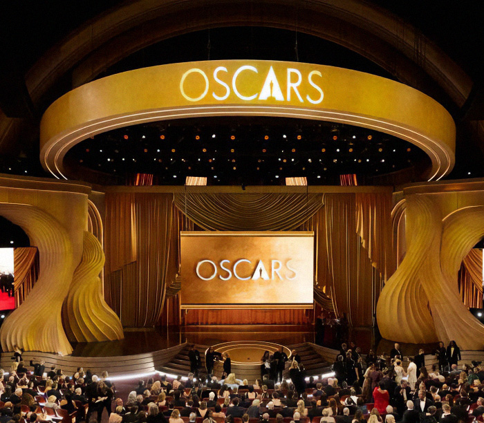 2025 Oscars stage with audience, highlighting Hollywood's weight loss trend and glamor.