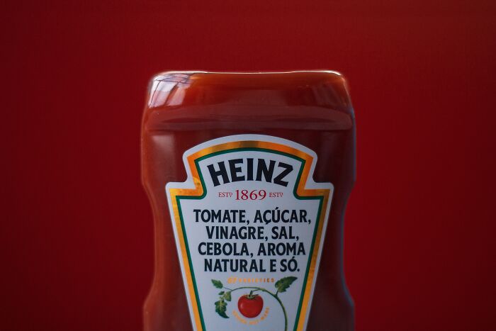 Heinz ketchup bottle with a red background, displaying ingredients in Portuguese, featured in cool Wikipedia articles.