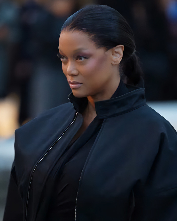 Model at Paris Fashion Week, wearing a black outfit with taut skin, draws mixed fan reactions.